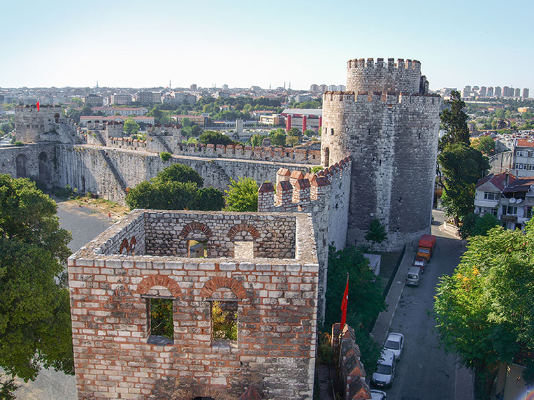 CONTENT] Yedikule Fortress , meaning Fortress of the Seven Towers is  Photo d'actualité - Getty Images